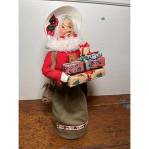 Byers Choice 1997 Mrs. Claus Shopper With Gift wrapped Presents, White Hat